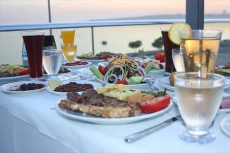 Marmara'nın manzarasında, gece geç saatlere kadar açığız
